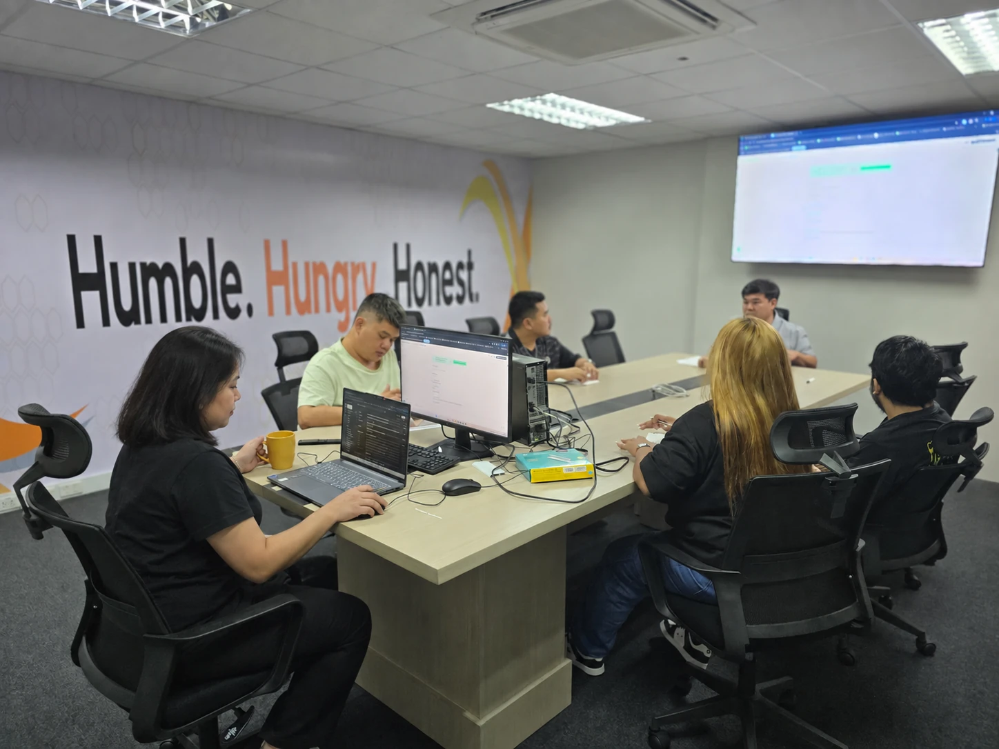 KamelBPO colleagues working around the table in the conference room