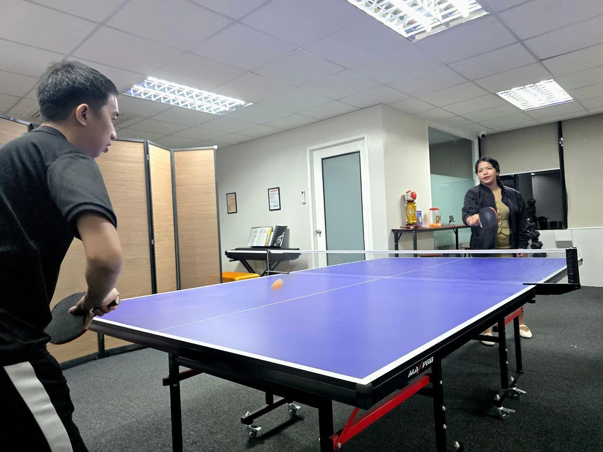 Two KamelBPO colleagues playing table tennis